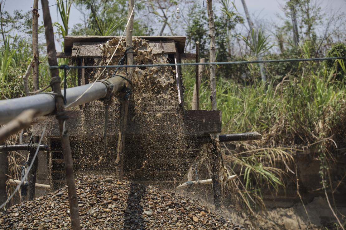 This picture shows more detail of the sediment during the gold mining process. Photo by Oscar Leiva/Silverlight for CRS 