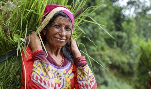 agricultora sonriendo en el campo