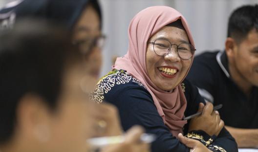 mujeres con hiyab sonriendo