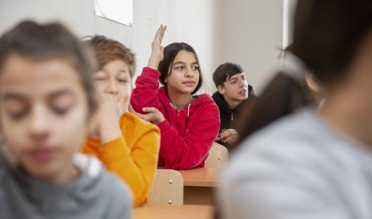niño levantando la mano en clase