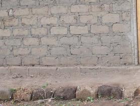 woman_outside_home_in_central_african_republic