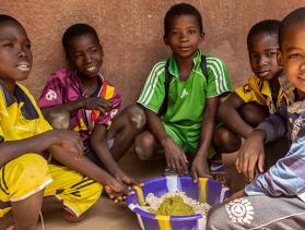 Students in Mali gather for lunch