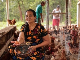 woman_in_honduras holding egg