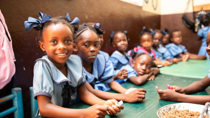 Un grupo de niñas estudiantes en un comedor de la escuela.